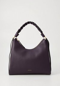 Mala de mão em pele roxa escura com pega trançada, fecho dourado e pequeno logótipo da marca dourado numa superfície de textura suave.