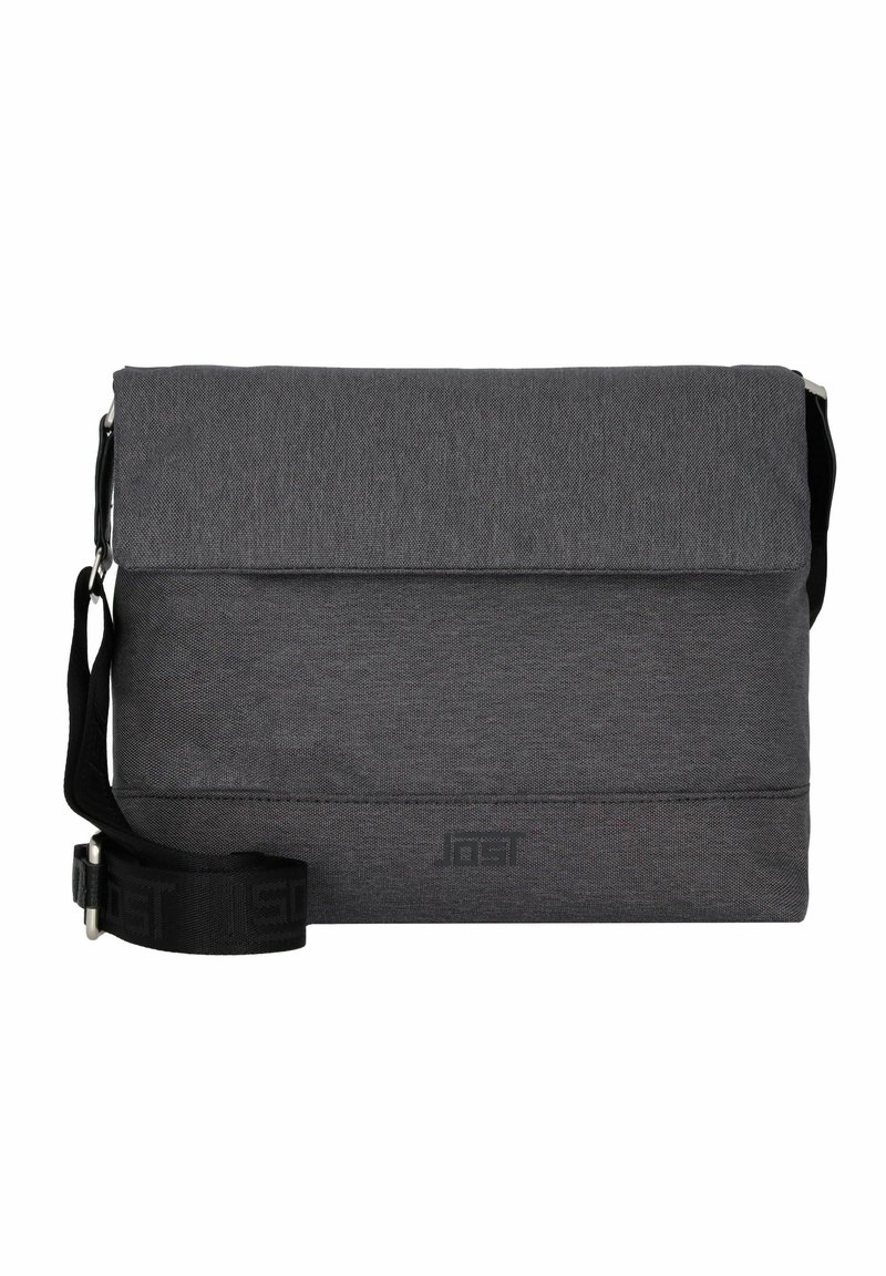 Grau stoffierte Umhängetasche mit umklappbarem Deckel, verstellbarem Riemen und einem dezenten Logo. Sie zeichnet sich durch eine glatte Textur und ein einfaches Design aus.