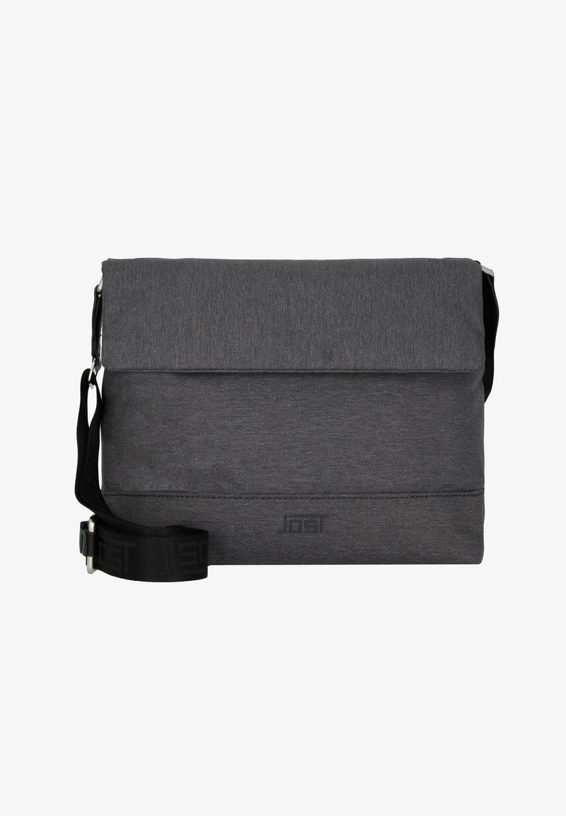 Grau stoffierte Umhängetasche mit umklappbarem Deckel, verstellbarem Riemen und einem dezenten Logo. Sie zeichnet sich durch eine glatte Textur und ein einfaches Design aus.