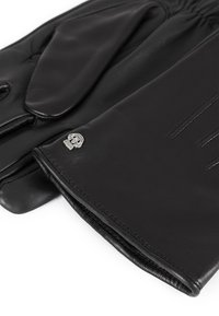 Gants en cuir noir avec une texture lisse, présentant un logo embossé sur le poignet et des détails de couture subtils le long des doigts.