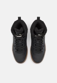 Czarne sneakersy za kostkę z gładką skórzaną powierzchnią, futrzanym wyściółką wewnętrzną, fakturowanymi sznurowadłami oraz podeszwą z gumy.