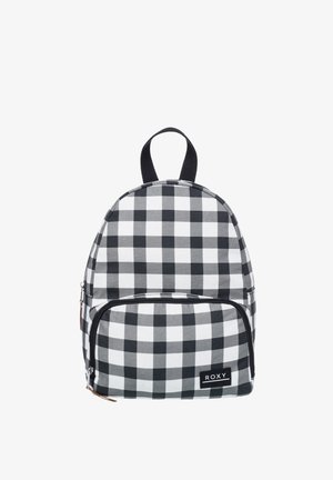 Mochila a cuadros en blanco y negro con parte superior redondeada, bolsillo frontal con cremallera y correas ajustables. Cuenta con una etiqueta de logo en la parte inferior.