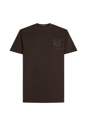 Bruine katoenen t-shirt met korte mouwen, met een subtiele lichtbruine graphic van een laurier en tekst op de linkerborst.