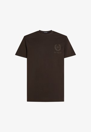 Pruun puuvillane T-särk lühikeste varrukatega, millel on vasakul rinnagarandil peene heleda pruuni lauri ja teksti graafika.