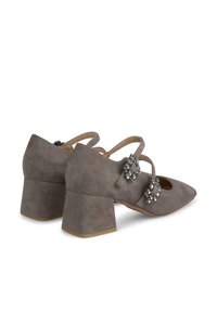 Scarpe in suede grigio con tacco a blocco e punta affusolata, caratterizzate da lacci incrociati e decorazioni di strass sui lati.