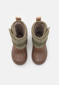 Hnědé voděodolné boty s texturovanou gumovou podešví, zeleným nylonovým svrškem a béžovými akcenty. Podšité měkkou izolací, s poutky pro lepší obouvání.