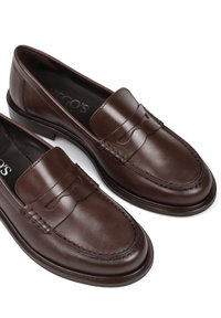 Para polerowanych, ciemnobrązowych skórzanych mokasynów z zaokrąglonymi noskami i subtelnymi detalami przeszycia na białym tle.