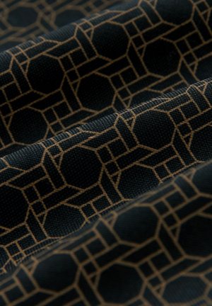 Schwarzer Stoff mit einem geometrischen Muster aus miteinander verbundenen braunen Oktagonen und Quadraten, das Falten und eine strukturierte Webart zeigt.
