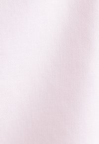 Lichtroze stof met een gladde textuur en een subtiel diagonale weefpatroon, ideaal voor kleding of interieurtoepassingen.