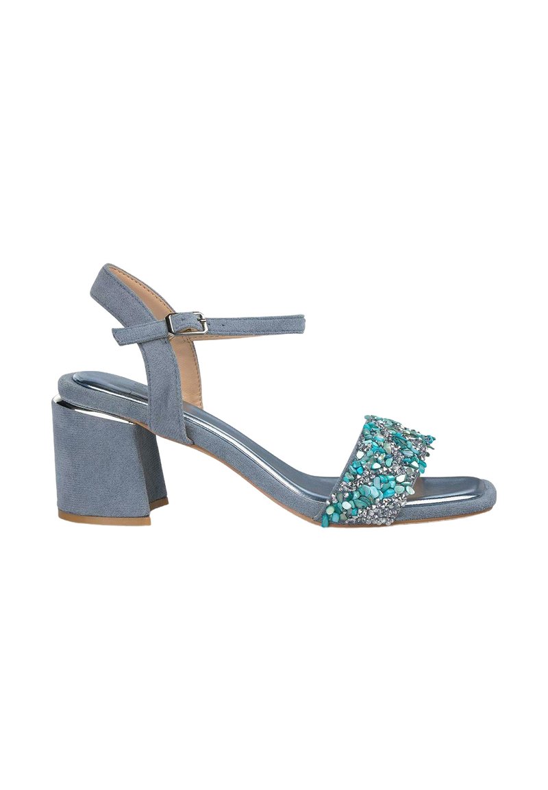 Blauwe suède haksandalen met blokhak en enkelbandje. Versierde teenpartij met turquoise en zilveren stenen.