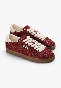 Røde glitrende sneakers med cremefarvede snørebånd, med en tekstureret overdelen og en brun gummisål; brandingmærket synligt på siden.