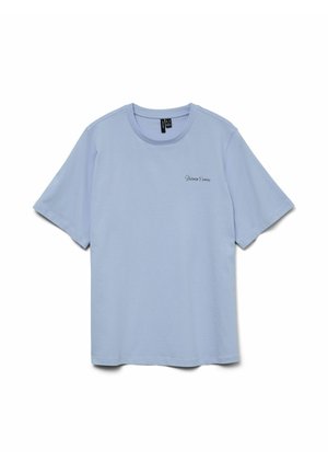 Jasnoniebieska koszulka z krótkim rękawem i okrągłym dekoltem, z małym czarnym napisem po lewej stronie klatki piersiowej: „Obcy dla ludzkości.”