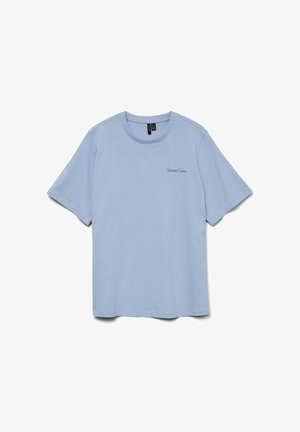 Jasnoniebieska koszulka z krótkim rękawem i okrągłym dekoltem, z małym czarnym napisem po lewej stronie klatki piersiowej: „Obcy dla ludzkości.”