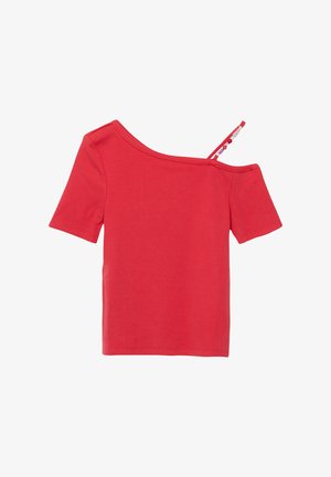 Czerwony prążkowany top z krótkim rękawem, z jednostronnym dekoltem odsłaniającym ramię i cienkim, ozdobionym koralikami paskiem po prawej stronie.