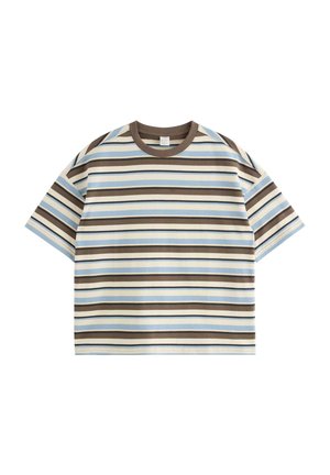 Kortærmet crewneck t-shirt med vandrette striber i brune, blå og cremefarver, lagt fladt på en hvid baggrund.