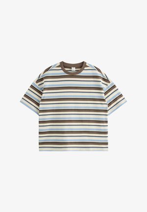 Kortærmet crewneck t-shirt med vandrette striber i brune, blå og cremefarver, lagt fladt på en hvid baggrund.