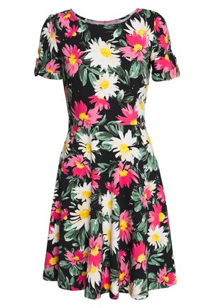 Robe noire à manches courtes avec un grand imprimé floral rose, blanc et jaune et des feuilles vertes, avec un col rond et une taille ajustée.