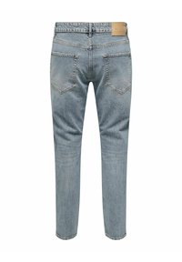 Jeans en denim bleu clair délavé, coupe droite, avec cinq poches et une étiquette en cuir au dos arborant le nom de la marque. Détails de couture minimalistes.