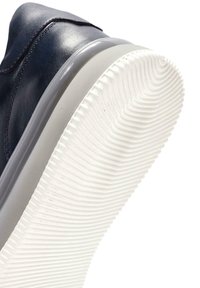 Sneaker in pelle blu con finitura liscia. Caratterizzato da una suola in gomma bianca con texture rigata. Punta arrotondata e design minimalista.
