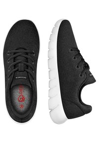 Schwarze Filz-Sneaker mit weißen Gummisohlen. Zu den Merkmalen gehören ein Schnürdesign, gepolsterte Innensohlen und Branding auf der Zunge und der Innensohle.