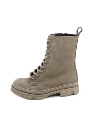 Bota de ante gris hasta el tobillo con punta redonda, suela de goma resistente y asa lateral. Cuenta con cordones con ojales metálicos y detalles cosidos.