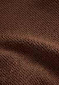Material de țesătură ribbed de culoare maro, cu o textură fină și variații subtile de nuanță, prezentând un aspect moale, țesut. Potrivit pentru îmbrăcăminte sau tapițerie.