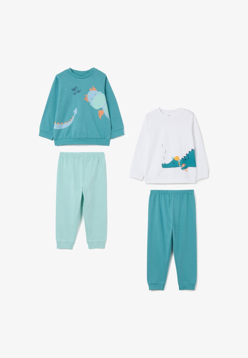 Dos conjuntos de pijama para niños pequeños: parte superior en verde azulado con cola de dragón y texto "¡Esa es mi cola!" con pantalones de verde azulado claro, y parte superior blanca con cocodrilo dormido y pantalones verde azulado.