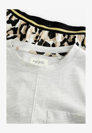 Harmaa lyhythihainen paita, jossa on tasku, kerroksittain musta-beige Leopardi-printtipuseron kanssa, jossa on kultaisella korostetut joustovyötärö.