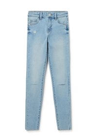 Vaqueros de denim azul claro con un corte slim, que presentan un ligero desgaste en las rodillas y un diseño estándar de cinco bolsillos. Textura suave.