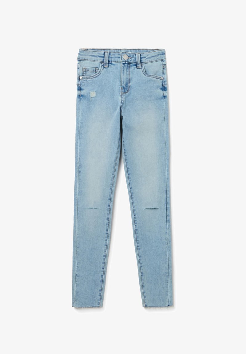 Vaqueros de denim azul claro con un corte slim, que presentan un ligero desgaste en las rodillas y un diseño estándar de cinco bolsillos. Textura suave.