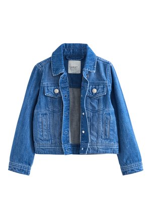 Blå denimjakke med sølvknapper, to brystlommer og et cropped design. Båret over en hvid kjole med blomsterbroderi.