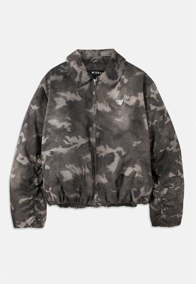 Verkorte grijze camouflagejack van zacht materiaal met een ritssluiting aan de voorkant, kraag, elastische tailleband en zijzakken.