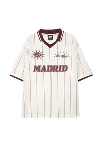 Weißes Mesh-Polo-Shirt mit kastanienbraunen Streifen, Kragen und Akzenten. Mit „MADRID“ in fetter Schrift auf der Brust und Sonnenemblem auf der linken Seite.