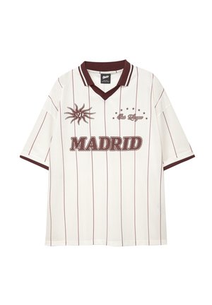 Weißes Mesh-Polo-Shirt mit kastanienbraunen Streifen, Kragen und Akzenten. Mit „MADRID“ in fetter Schrift auf der Brust und Sonnenemblem auf der linken Seite.
