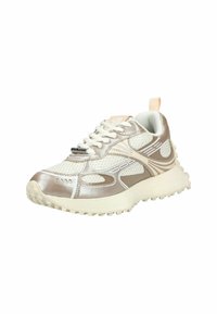 Sneaker sportivo con tomaia in rete bianca e accenti metallici beige, suola testurizzata e tradizionale design con lacci.
