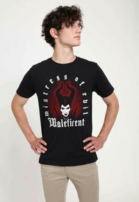 Černé bavlněné tričko s grafickým potiskem postavy s rohy, texty "Mistress of Evil" a "Maleficent" v červené a bílé barvě.