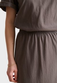 Garance Paris VOLCAN - Falda acampanada - dark brown