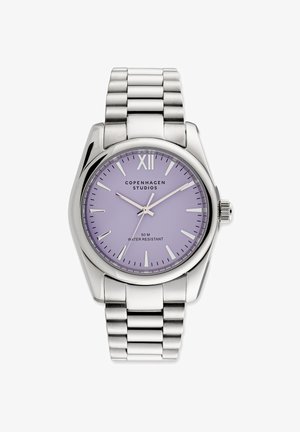 Silberne Metallarmbanduhr mit rundem Gehäuse, lavendelfarbigem Zifferblatt, silbernen Stundenmarkierungen und einem Edelstahlarmband; wasserdicht bis 50 Meter.