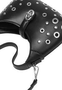 Borsa a mano nera in pelle con grommet in metallo circolari, una chiusura argento e una superficie texturizzata. Include una tracolla regolabile.