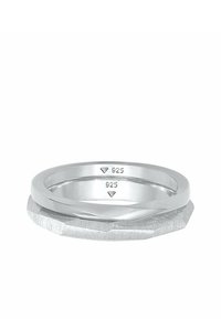 L'anello in argento sterling presenta un band liscio e lucido e un overlay angolare e texturizzato. Entrambi sono marchiati con "925".