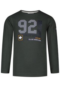 Donkergroene T-shirt met lange mouwen van katoen, met een witte en blauwe grafische print, "92", en tekstaccenten op de voorkant en mouw.