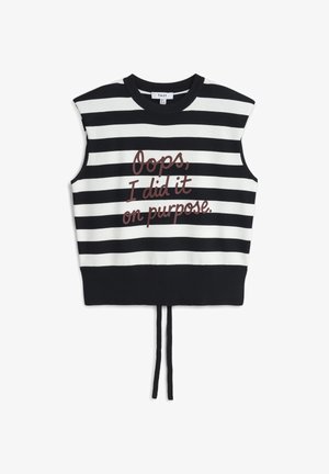 Suéter sin mangas a rayas blancas y negras con el texto "Ups, lo hice a propósito" en letras cursivas marrones en el frente.