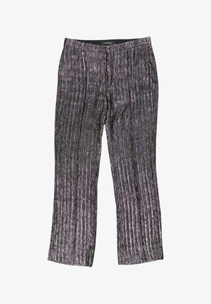 Pantalon noir et violet à rayures verticales avec jambes légèrement évasées et taille ajustée.