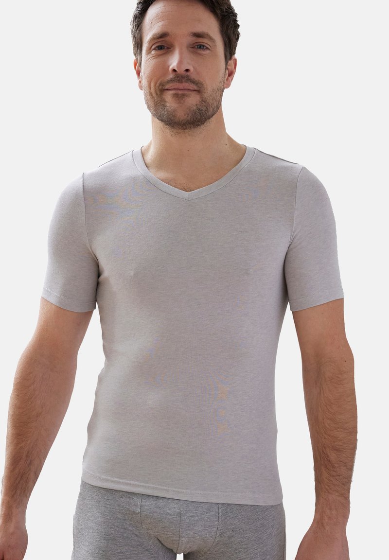 Maglietta grigia a maniche corte con scollatura a V, tessuto morbido, design aderente, cuciture minimali, indossabile come sottotuta o come top casual.