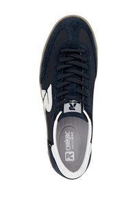 Baskets bleu marine avec tige en daim et synthétique, détail de logo blanc, lacets traditionnels, semelle intérieure texturée et semelle extérieure en caoutchouc.