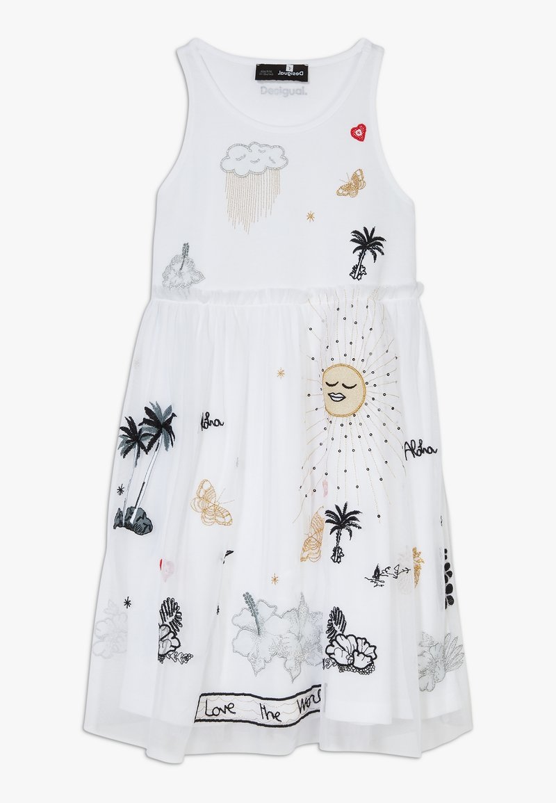Biała sukienka bez rękawów z kolorowymi haftowanymi wzorami chmur, motyli, słońca, palm i napisu wzdłuż dołu.