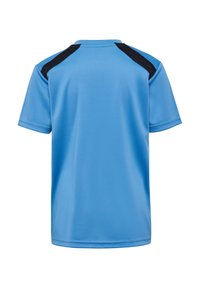 T-shirt de sport bleu à manches courtes avec panneaux noirs aux épaules, col rond, vu de dos sur fond blanc.