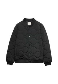 Svart quiltad bomberjacka med ribbad krage, tryckknappar, sidofickor och ett vågigt mönster på tyget.