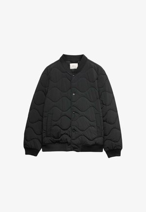 Czarna pikowana kurtka bombowca z prążkowanym kołnierzem, zatrzaskami, bocznymi kieszeniami oraz falistym wzorem na tkaninie.