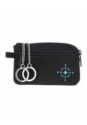 Pochette noire zippée avec deux porte-clés argentés attachés par des chaînes et une rose des vents bleue imprimée dans le coin inférieur droit.